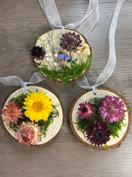 3-4” Wood round ornament with everlasting flowers